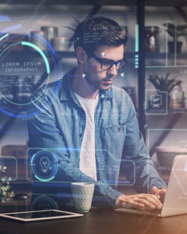 persona-trabajando-html-en-computadora